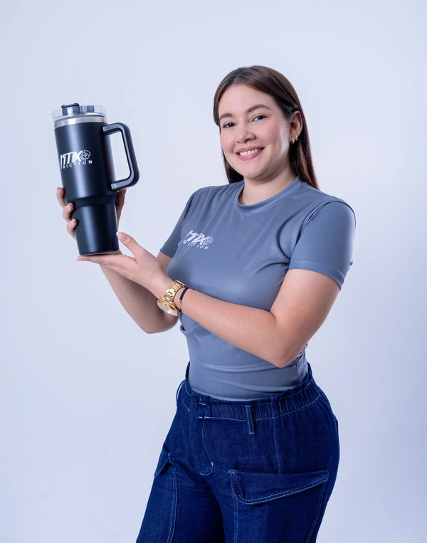 Modelo con termo tipo Stanley KMX Friction 450ml negro en acero inoxidable con asa y pajilla